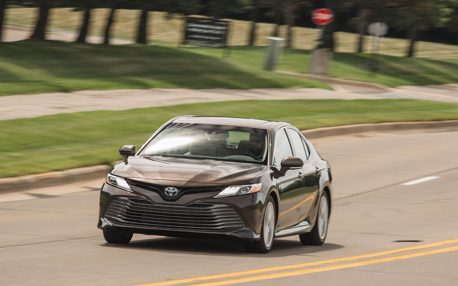 Toyota Camry Hybrid Xle Suv Drive